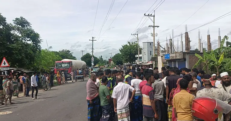 নাটোর-বগুড়া মহাসড়কের খেজুরতলা এলাকা